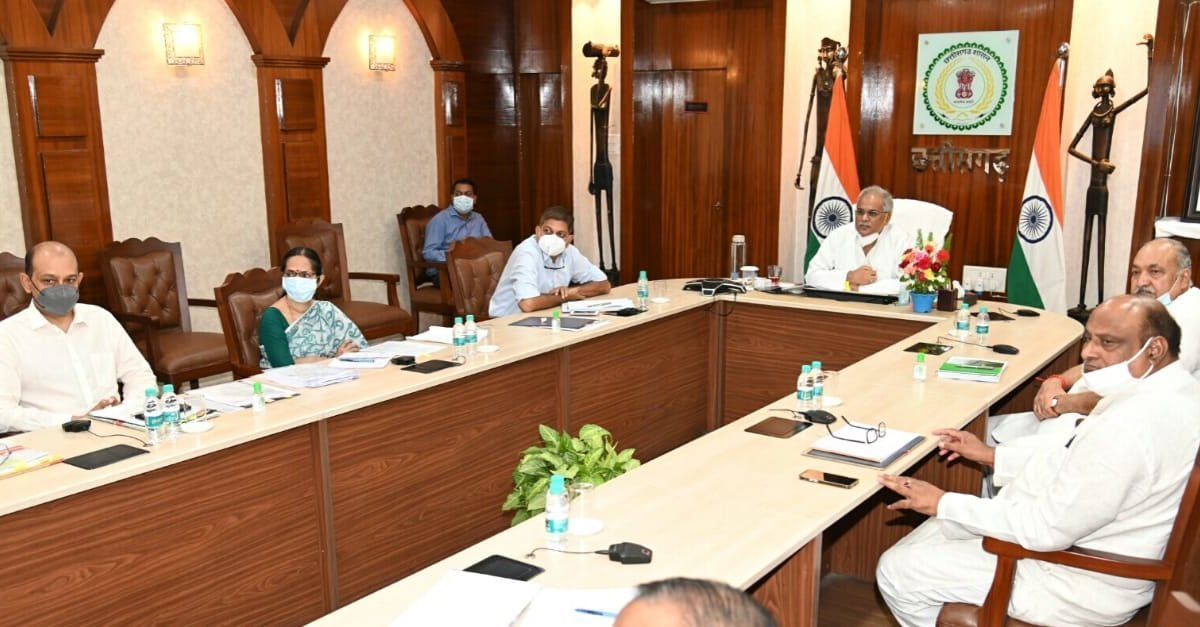 भू-जल स्तर बढ़ाने का सबसे सस्ता और प्रभावशाली उपाय है रेतीली नदियों और नालों में मिट्टी का डाइक बनाना : मुख्यमंत्री श्री भूपेश बघेल 