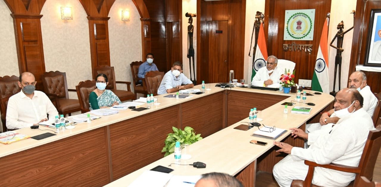 भू-जल स्तर बढ़ाने का सबसे सस्ता और प्रभावशाली उपाय है रेतीली नदियों और नालों में मिट्टी का डाइक बनाना : मुख्यमंत्री श्री भूपेश बघेल 