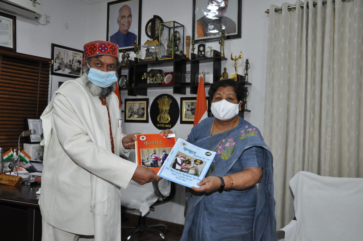 रायपुर : राज्यपाल को कुलपति श्री बाजपेयी ने विश्वविद्यालय का न्यूज लेटर कन्हार भेंट किया