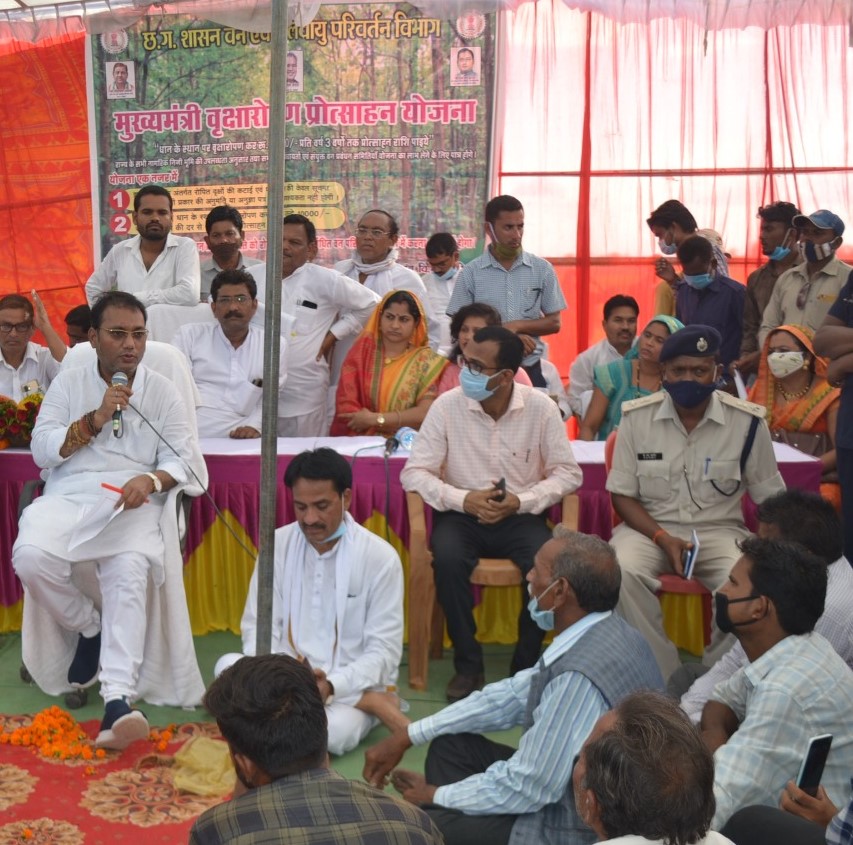 रायपुर :  छत्तीसगढ़ सरकार गांव और किसानों के समन्वित विकास के लिए कृत संकल्पित: मंत्री गुरू रूद्रकुमार :  लोक स्वास्थ्य यांत्रिकी एवं ग्रामोद्योग मंत्री वृक्षारोपण प्रोत्साहन योजना कार्यक्रम में हुए शामिल