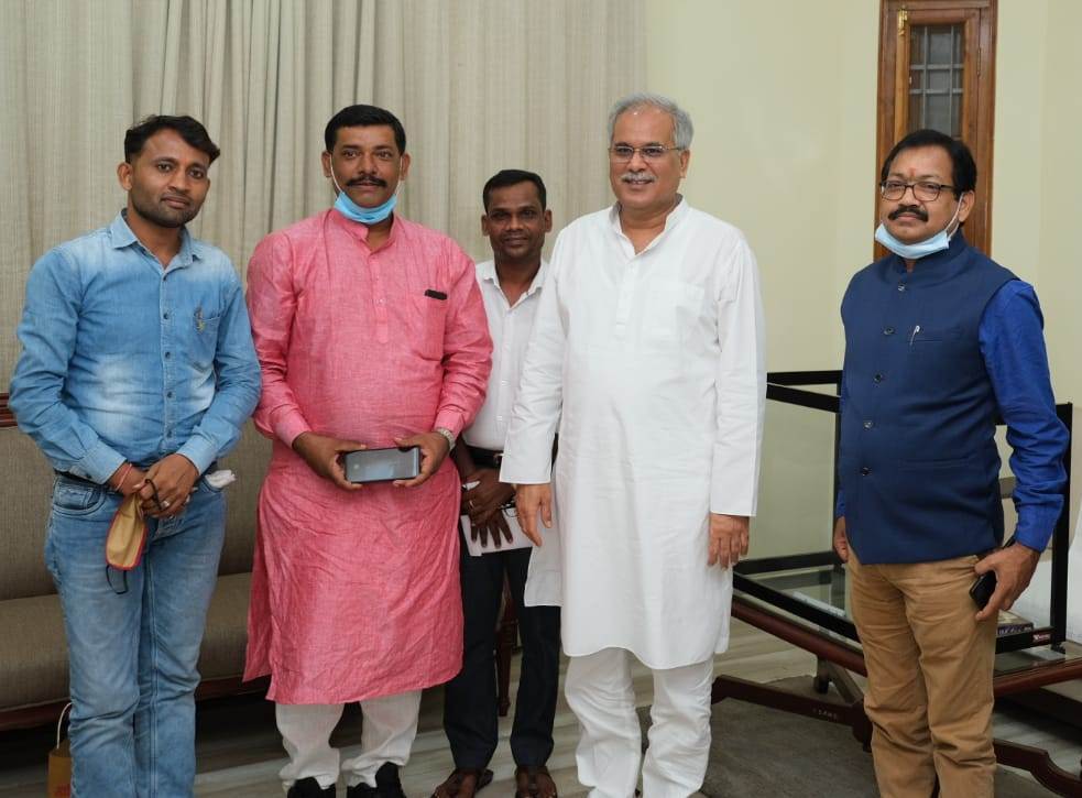 रायपुर : ​​​​​​​मुख्यमंत्री श्री बघेल से प्रदेश सरपंच संघ के प्रतिनिधि मंडल ने की सौजन्य मुलाकात