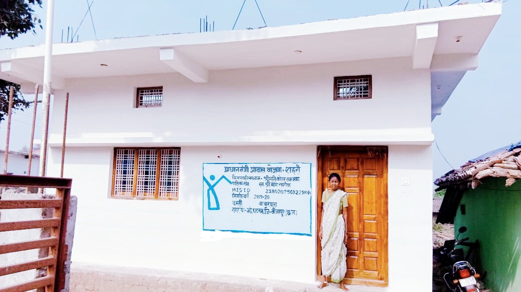 बीजापुर :   शासन की सहायता से गरीब बुजुर्ग महिला कोपा सम्मका को मिला पक्का मकान