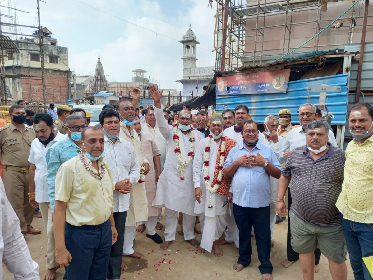 रायपुर : राजस्व मंत्री श्री जयसिंह अग्रवाल ने काशी विश्वनाथ के दर्शन कर प्रदेशवासियों के सुख और समृद्धि की कामना की
