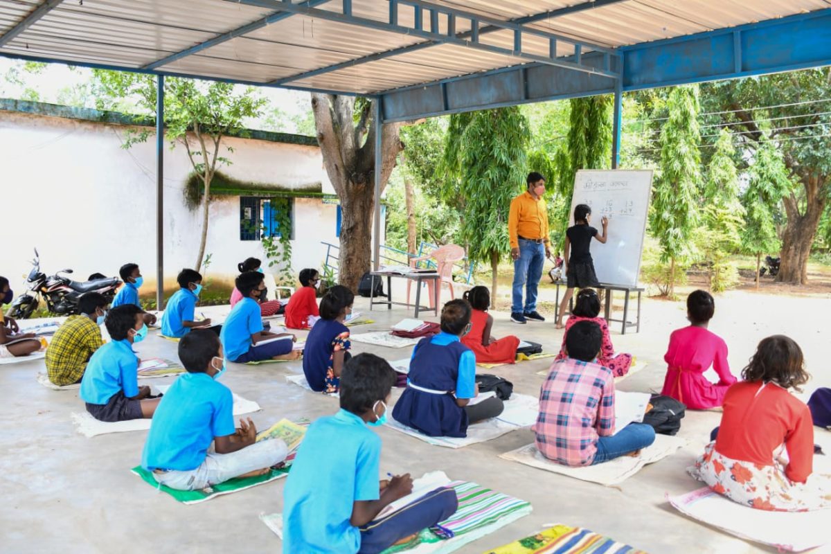 सूरजपुर : प्राथमिक शाला सुंदरगंज में मोहल्ला क्लास के साथ ऑनलाइन हो रही पढ़ाई