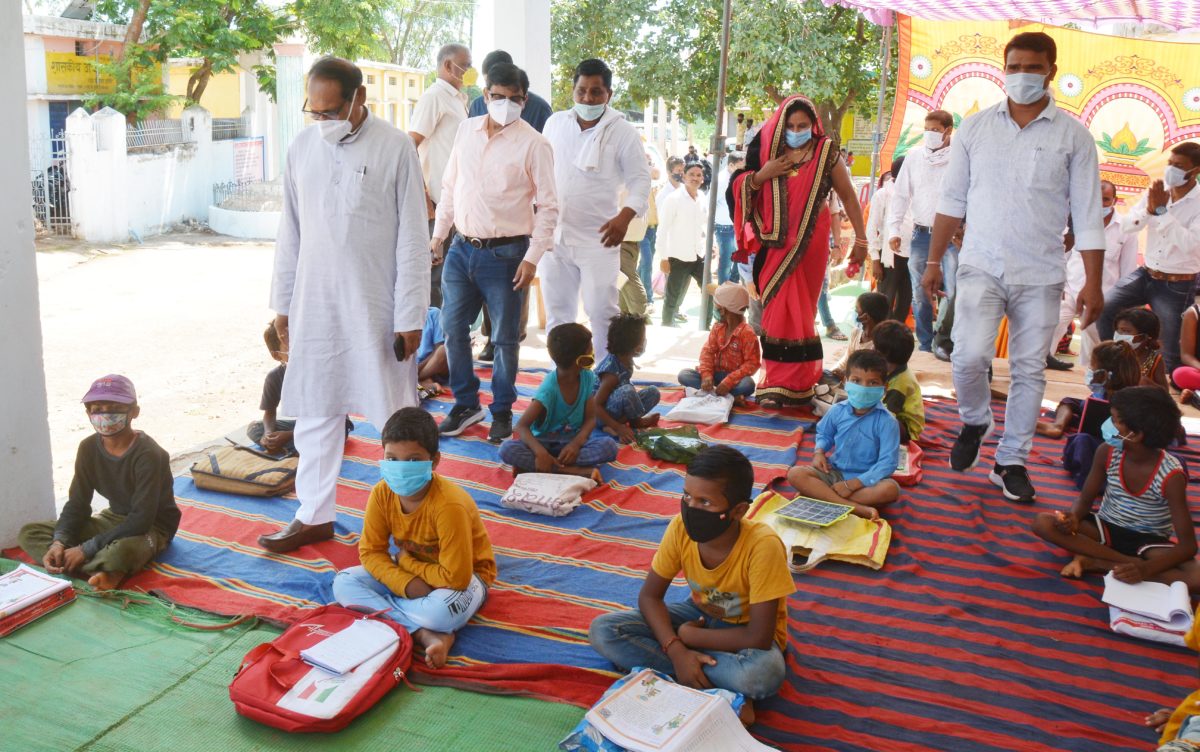 रायपुर :  छत्तीसगढ़ के आंगनबाड़ी केन्द्रों में जोर-शोर से मनाया जा रहा वजन त्यौहार :  स्कूल शिक्षा मंत्री डॉ. टेकाम ने ग्राम झांकी में आंगनबाड़ी केन्द्र और मोहल्ला क्लास का किया निरीक्षण