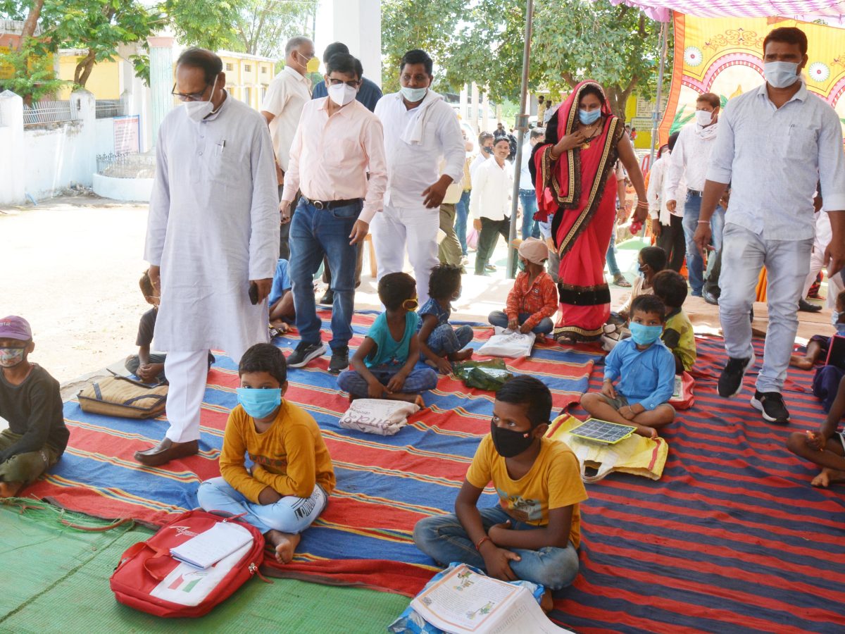 रायपुर :  छत्तीसगढ़ के आंगनबाड़ी केन्द्रों में जोर-शोर से मनाया जा रहा वजन त्यौहार :  स्कूल शिक्षा मंत्री डॉ. टेकाम ने ग्राम झांकी में आंगनबाड़ी केन्द्र और मोहल्ला क्लास का किया निरीक्षण