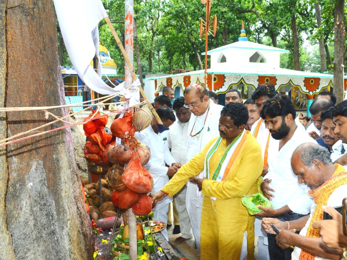 रायपुर :  खाद्य मंत्री श्री भगत ने भूतेश्वरनाथ की पूजा-अर्चना कर प्रदेशवासियों की सुख-समृद्धि के लिए मांगा आशीर्वाद