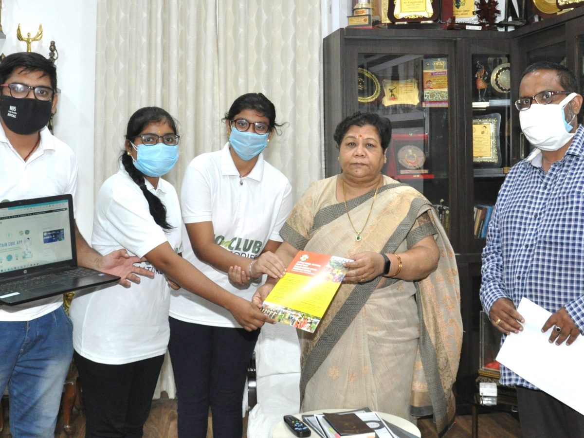 रायपुर :  राज्यपाल को नेचर बॉडीस इको क्लब ने कॉर्बन उत्सर्जन कम करने के लिए किये गये प्रयासों की जानकारी दी
