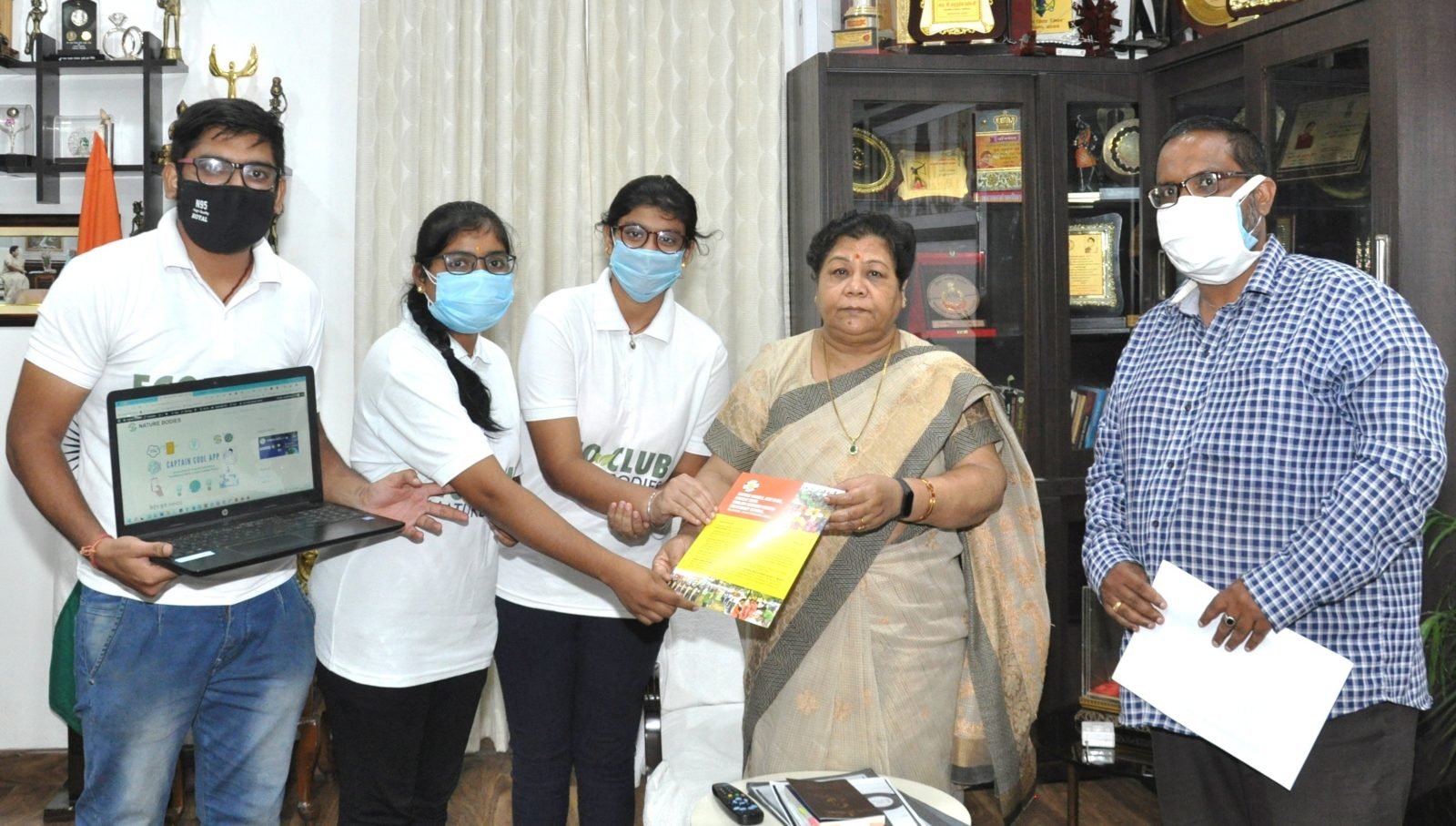 रायपुर :  राज्यपाल को नेचर बॉडीस इको क्लब ने कॉर्बन उत्सर्जन कम करने के लिए किये गये प्रयासों की जानकारी दी