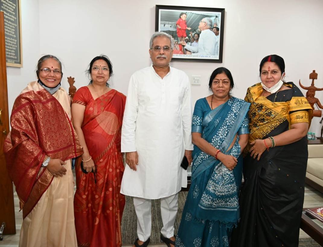 रायपुर : मुख्यमंत्री श्री भूपेश बघेल से राज्य महिला आयोग के नवनियुक्त सदस्यों ने की सौजन्य मुलाकात