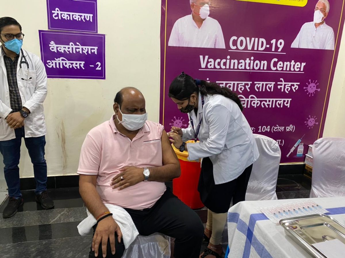 रायपुर : ​​​​​​​राजस्व मंत्री श्री जयसिंह अग्रवाल ने लगवाया कोरोना का टीका
