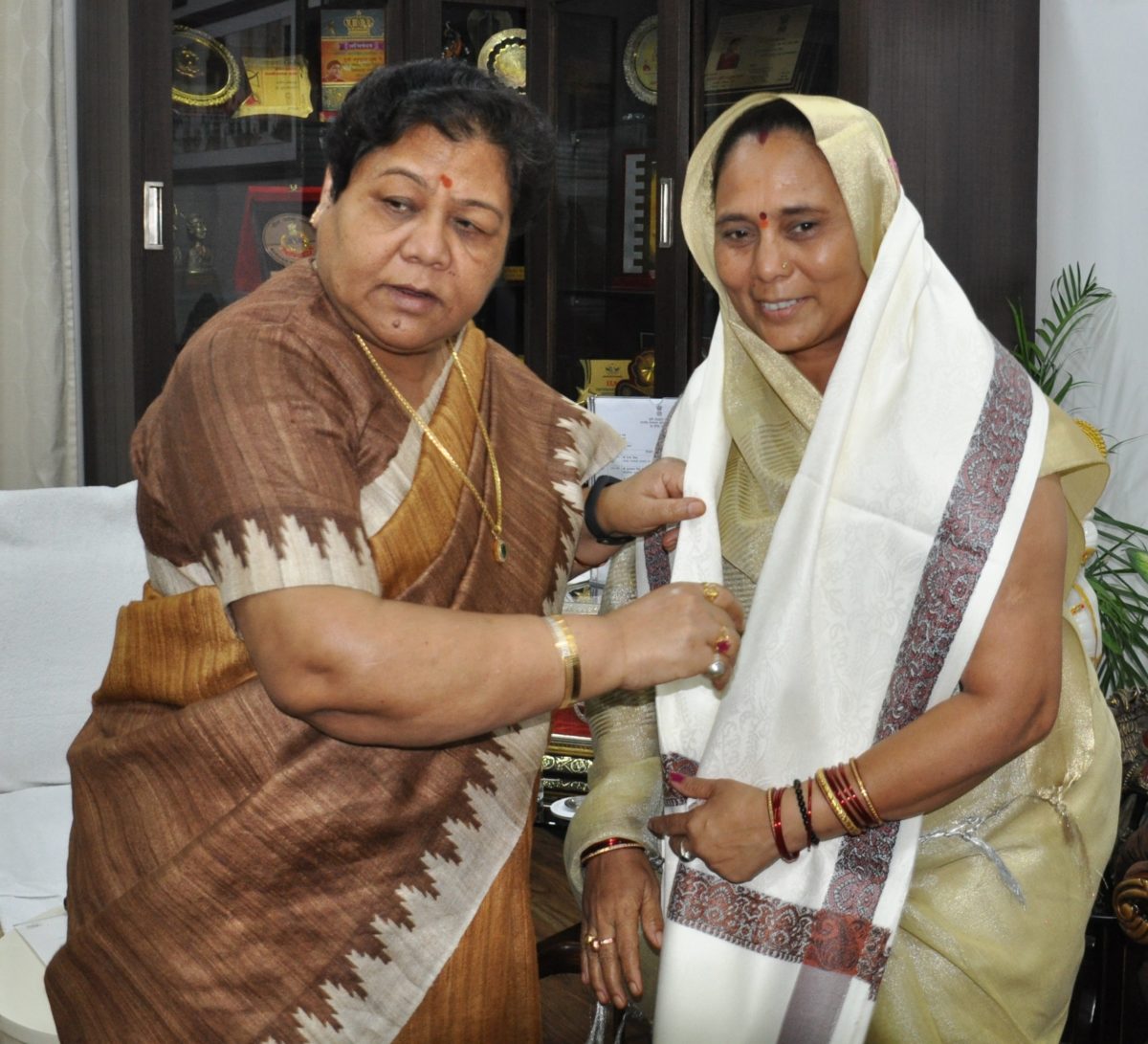 रायपुर :  महिलाओं को सशक्त बनाने का कार्य सराहनीय: सुश्री उइके : राज्यपाल को श्रीमती फुलबासन यादव ने महिला समूहों के कार्य का अवलोकन के लिए दिया निमंत्रण