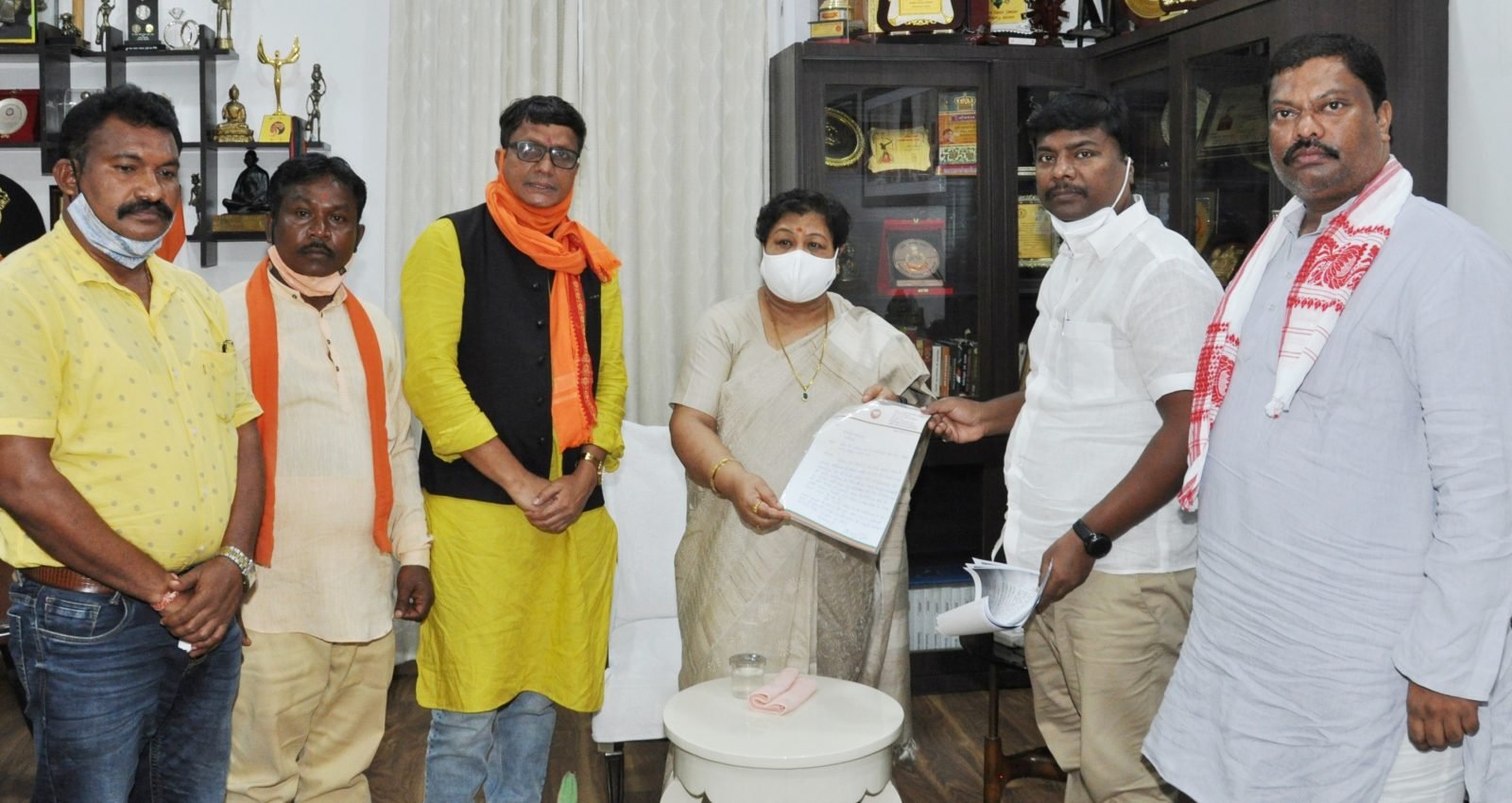 रायपुर :  राज्यपाल को पूर्व मंत्री श्री कश्यप के नेतृत्व में प्रतिनिधिमण्डल ने ज्ञापन सौंपा