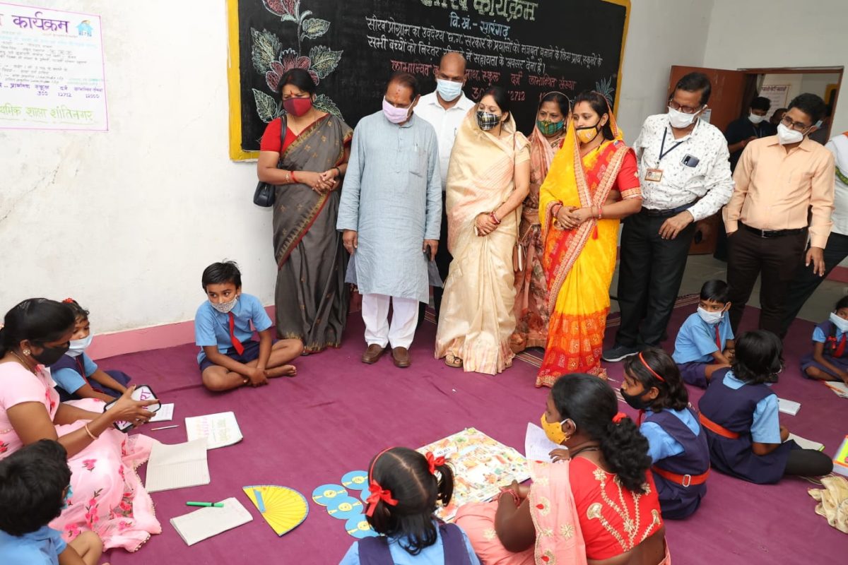 रायपुर :  स्कूल शिक्षा मंत्री डॉ.टेकाम ने स्वामी आत्मानंद अंग्रेजी माध्यम स्कूल का किया निरीक्षण : मॉडल और प्रोजेक्ट वर्क का अवलोकन कर बच्चों को दी शाबासी