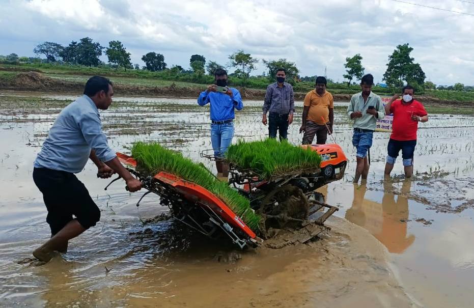 महासमुन्द  : पैडी ट्रांसप्लॉटर मशीन से धान रोपाई के लिए बढ़ रहा है किसानों का रूझान