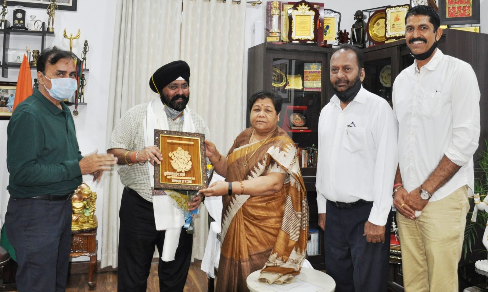 रायपुर :  राज्यपाल ने श्री होरा का टोकियो ओलम्पिक में जाने से पूर्व किया सम्मान