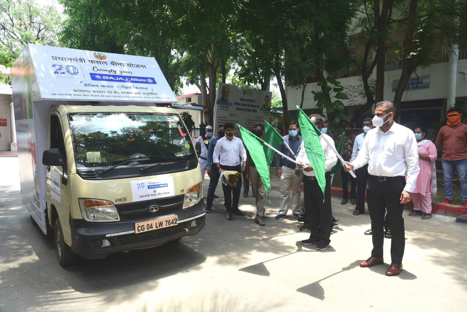 बिलासपुर : कलेक्टर ने फसल बीमा रथ को हरी झण्डी दिखाकर किया रवाना
