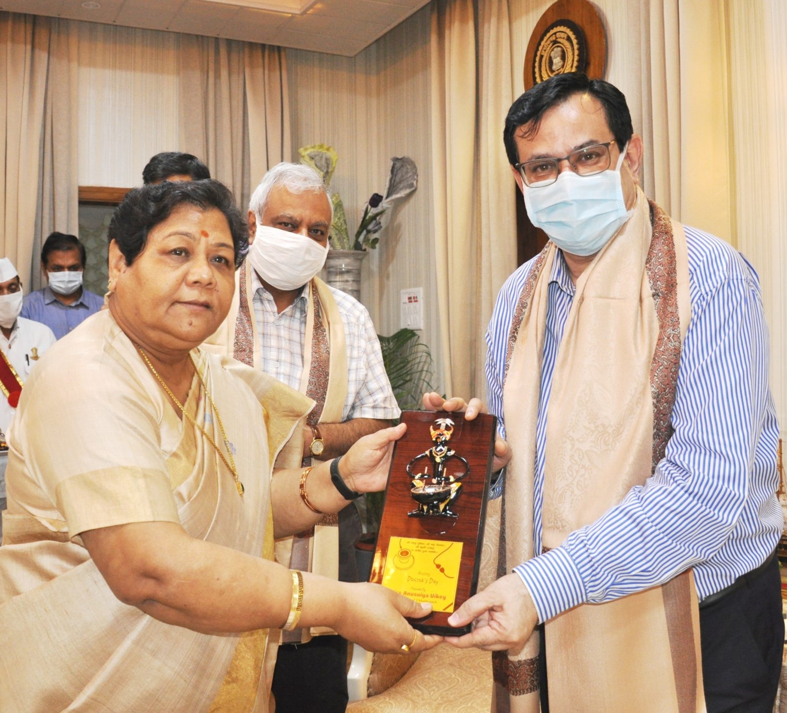 रायपुर : राज्यपाल ने डॉक्टर्स डे के अवसर पर चिकित्सकों को किया सम्मानित