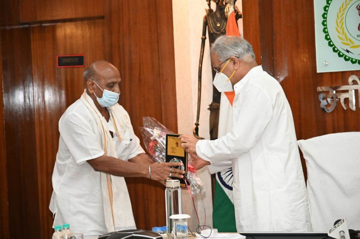 मुख्यमंत्री श्री बघेल ने डॉ. खूबचंद बघेल के परिवारजनों तथा स्वतंत्रता संग्राम सेनानियों के उत्तराधिकारियों को किया सम्मानित