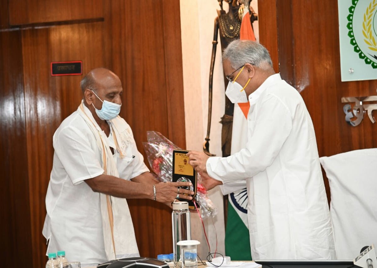 मुख्यमंत्री श्री बघेल ने डॉ. खूबचंद बघेल के परिवारजनों तथा स्वतंत्रता संग्राम सेनानियों के उत्तराधिकारियों को किया सम्मानित