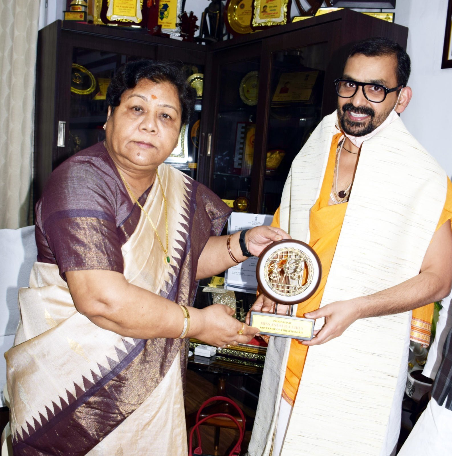 रायपुर : राज्यपाल से स्वामी अभिषेक ब्रम्हचारी ने सौजन्य मुलाकात की