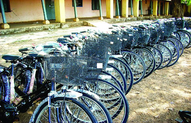 सरस्वती सायकल योजना अंतर्गत बालिकाओं को विधायक श्रीमती देवती महेन्द्र कर्मा ने निशुल्क साइकिल का वितरण किया
