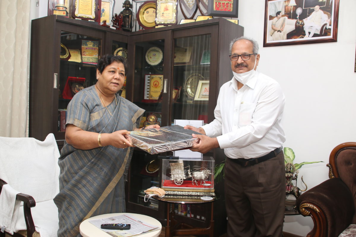 रायपुर : राज्यपाल सुश्री उइके को कुलपति डॉ. बंश गोपाल सिंह ने दीक्षांत समारोह के लिए आमंत्रित किया