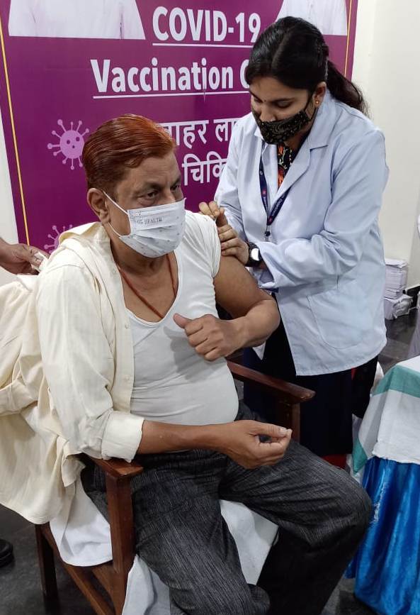 रायपुर : वन मंत्री मोहम्मद अकबर ने को-वैक्सीन का पहला डोज लगवाया