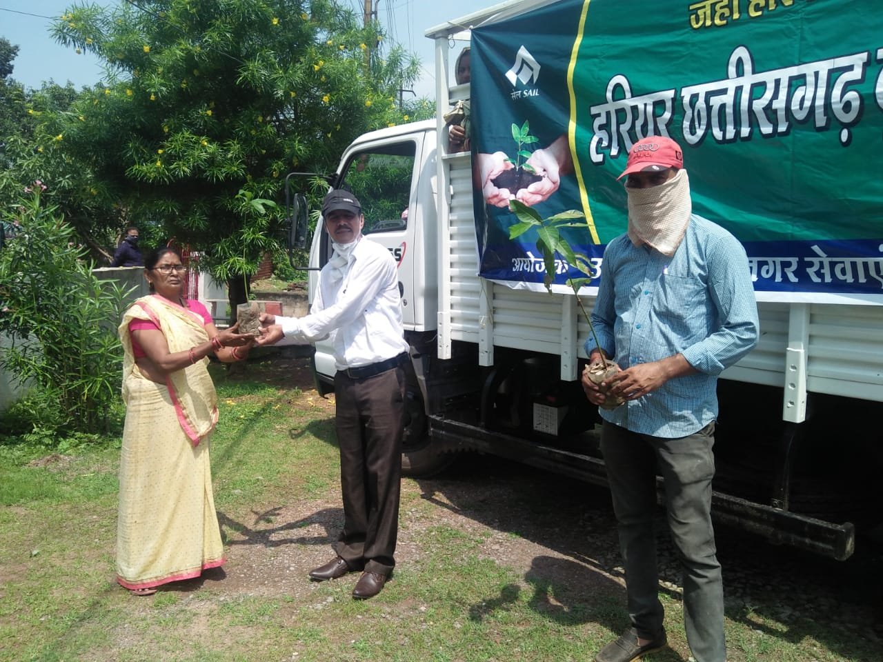 उद्यान विभाग ने आज हरिहर छत्तीसगढ़ कार्यक्रम में घर-घर जाकर बांटे पौधे।