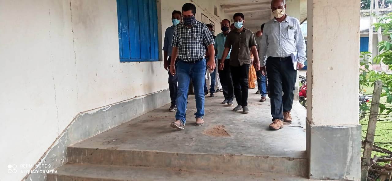 अम्बिकापुर : कलेक्टर ने किया उदयपुर अंग्रेजी माध्यम स्कूल का किया निरीक्षण