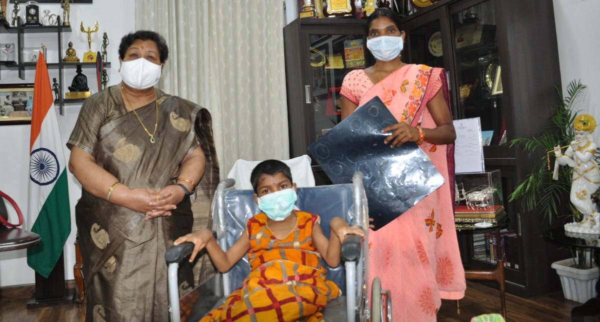 रायपुर :  राज्यपाल की पहल से बलरामपुर जिले की दिव्यांग बेटी का होगा इलाज