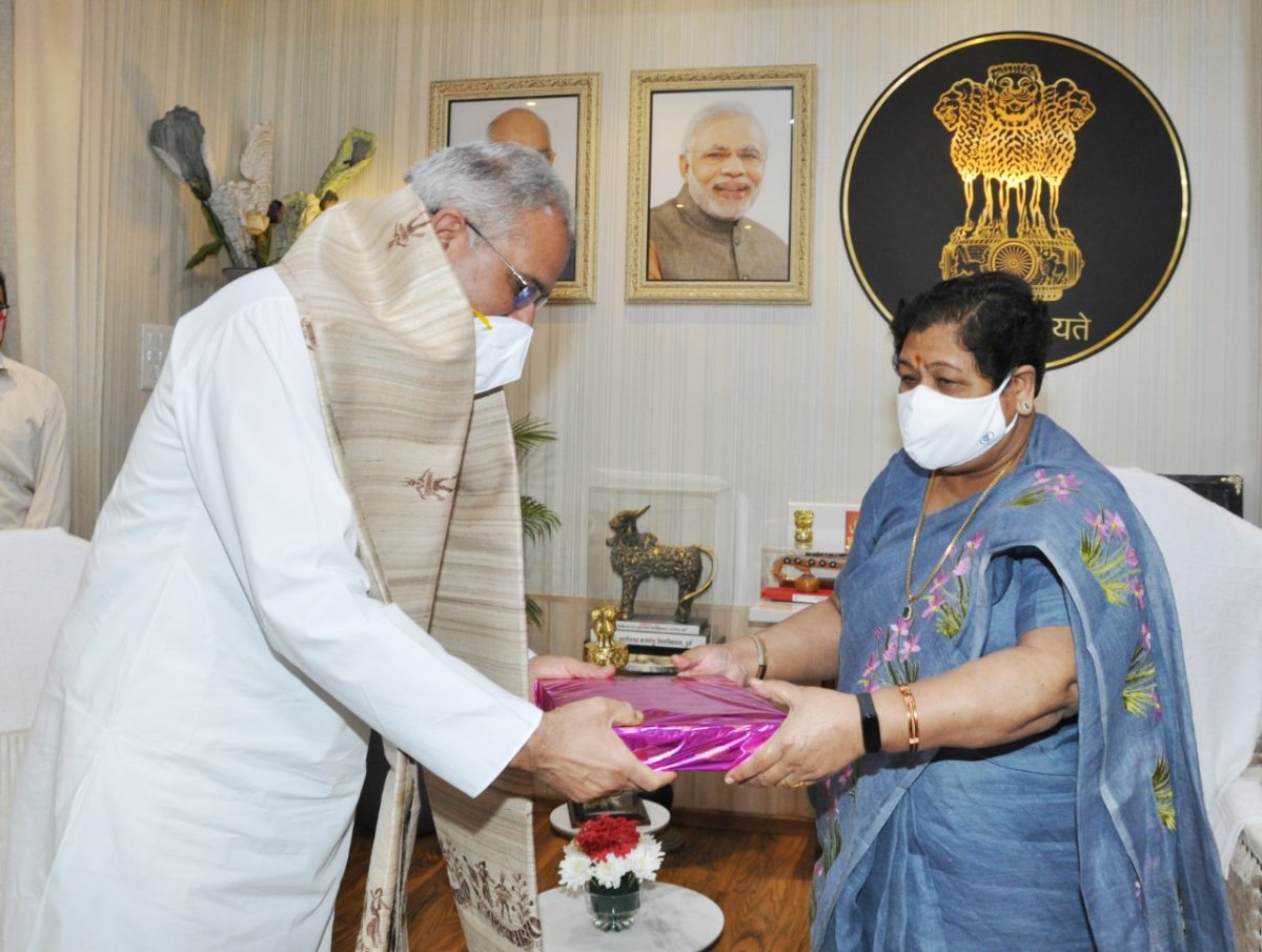 रायपुर : राज्यपाल से मुख्यमंत्री श्री बघेल ने की मुलाकात :  राज्यपाल ने छत्तीसगढ़ में कोविड-19 से बचाव के लिए किए गए कार्यों के लिए मुख्यमंत्री की सराहना की