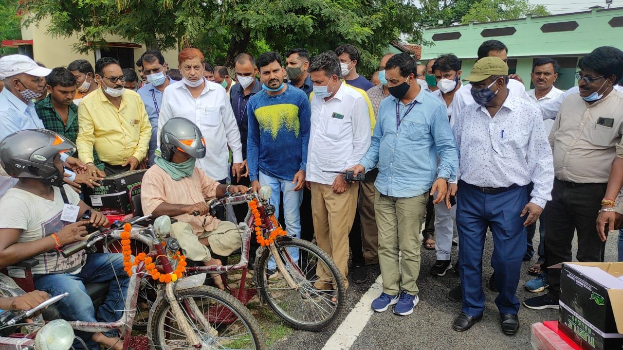 कैबिनेट मंत्री श्री मोहम्मद अकबर ने 19 हितग्राहियों को किया बैट्री चलित मोटराईज्ड ट्रायसायकल का वितरण