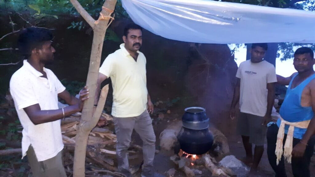 टीआई ने जंगल में दी दबिश, महुआ शराब बनाते दो सगे भाई गिरफ्तार