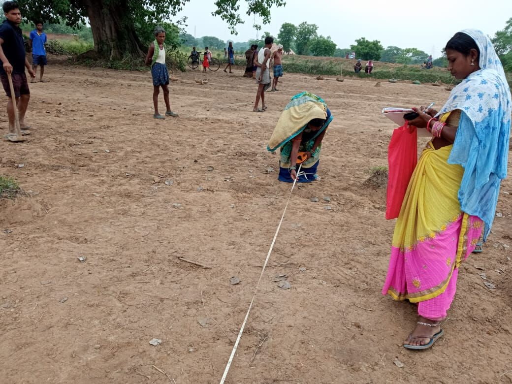 महिला मेट ने बनाई समाज में एक नई पहचान, पुरुषों के साथ कंधे से कंधा मिलाकर कर रही है काम