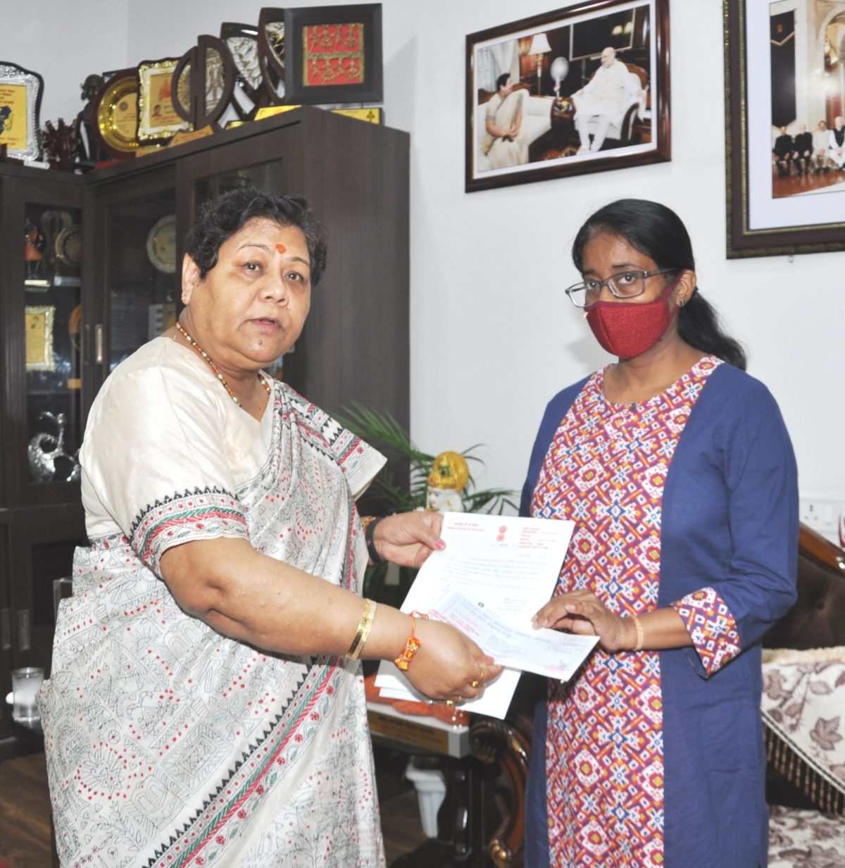 रायपुर : राज्यपाल ने वरिष्ठ पत्रकार स्वर्गीय श्री राजा दास की  पत्नि श्रीमती झूमा दास को सहायता राशि दी