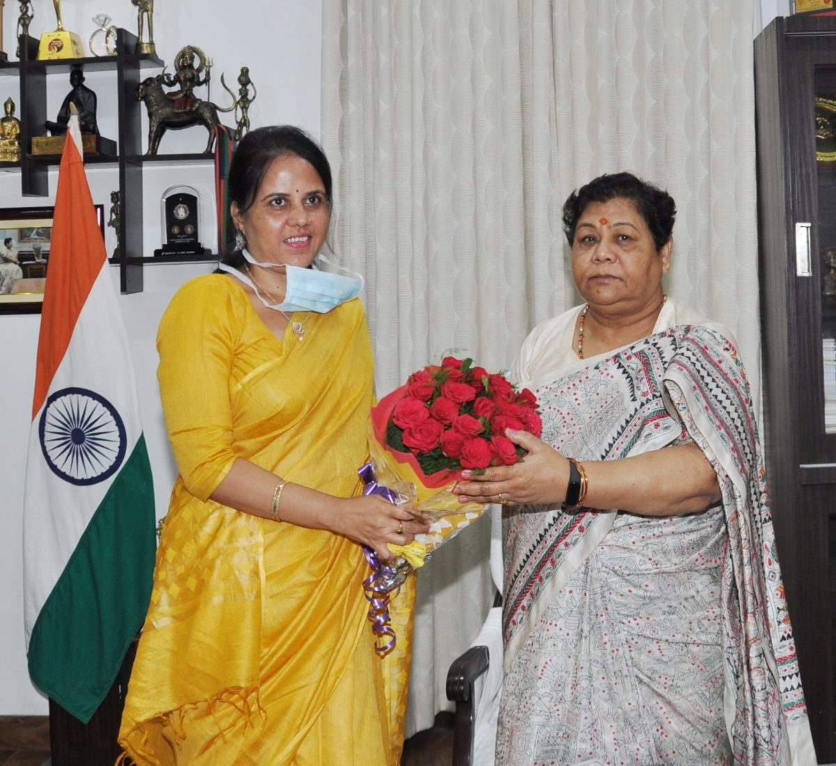 रायपुर : राज्यपाल से नगर निगम रायपुर की  नेता प्रतिपक्ष श्रीमती चौबे ने की सौजन्य भेंट 