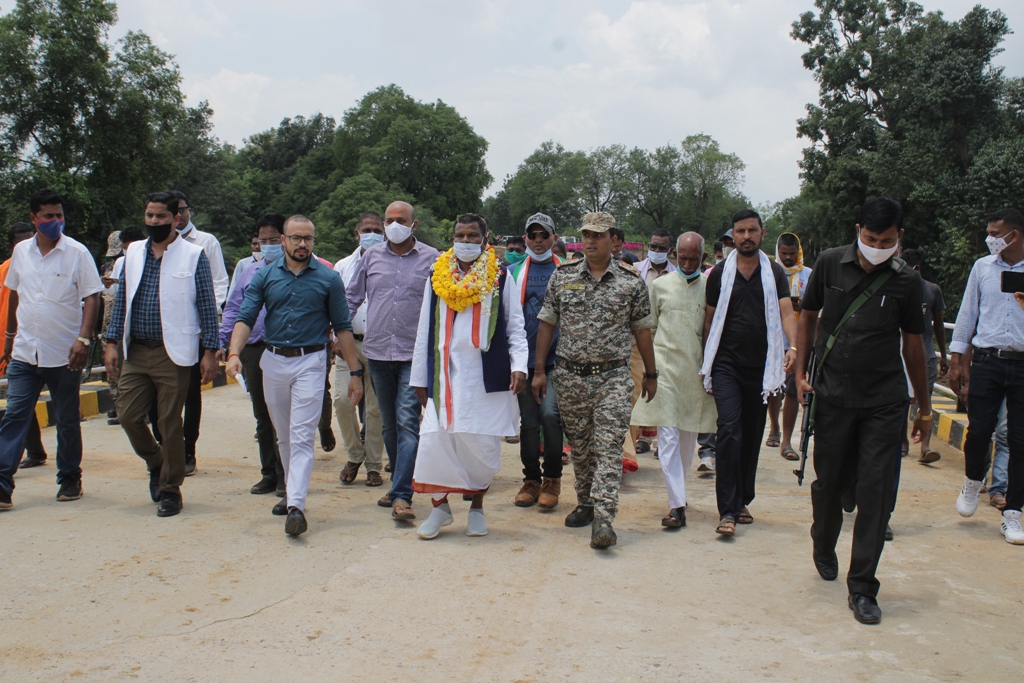 रायपुर : उद्योग मंत्री श्री कवासी लखमा ने सौतनार-कचीररास पुल का किया लोकार्पण