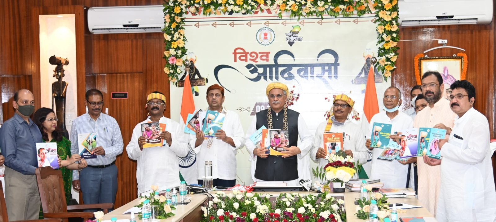 रायपुर : जनजातीय जीवनशैली पर आधारित मानवशास्त्री अध्ययनों का विमोचन