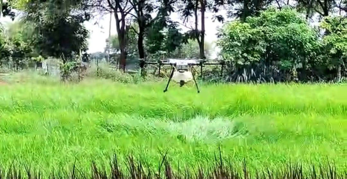 राजनांदगांव :  आदिवासी अंचल अंबागढ़ चौकी के बायोटेक किसान हब परियोजना के किसानों ने भी सीखा एग्री ड्रोन तकनीक