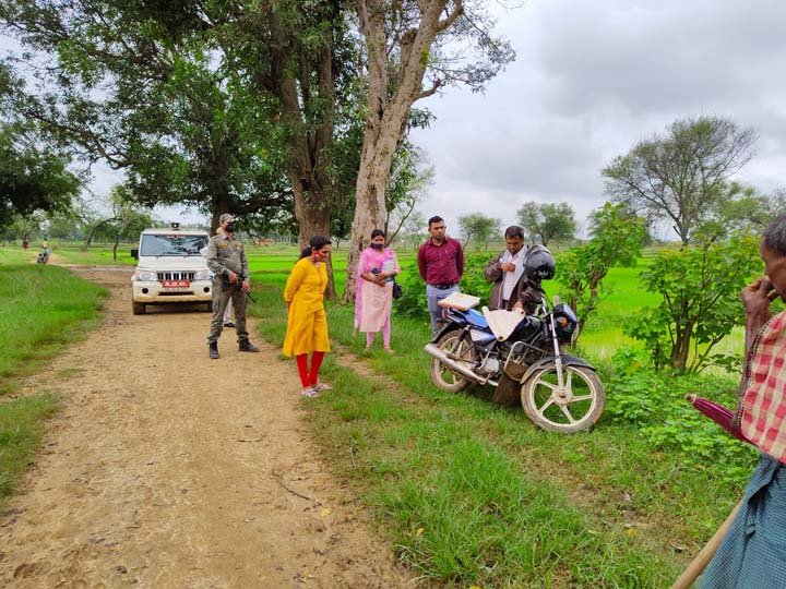 गिरदावरी कार्य देखने राजस्व अधिकारी पहुंच रहे खेतों में