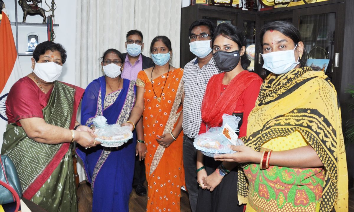 रायपुर :  राज्यपाल को महिला स्व-सहायता समूहों ने राखी भेंट की