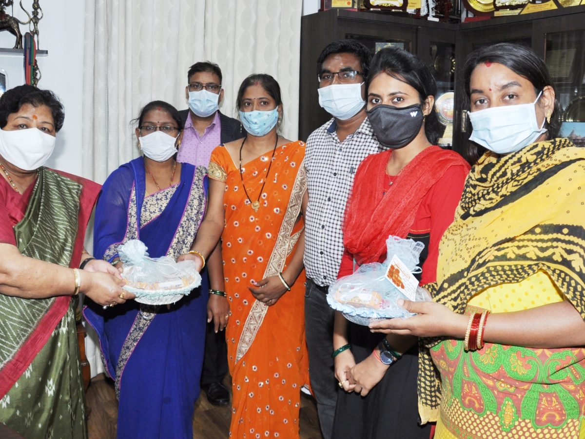 रायपुर :  राज्यपाल को महिला स्व-सहायता समूहों ने राखी भेंट की