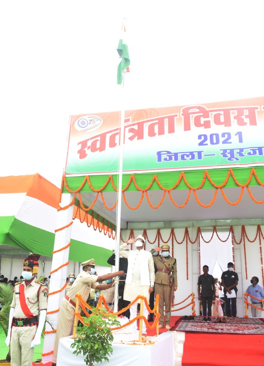 रायपुर : सूरजपुर में संसदीय सचिव श्री कुंवर सिंह निषाद ने किया ध्वजारोहण