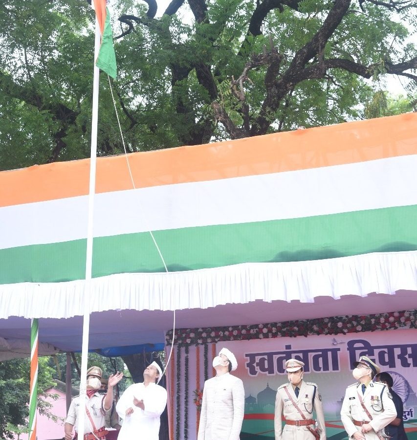 रायपुर : स्वतंत्रता दिवस दुर्ग जिले में हर्ष और उल्लास से मनाया गया :  मंत्री श्री मोहम्मद अकबर ने ध्वजारोहण कर परेड की ली सलामी