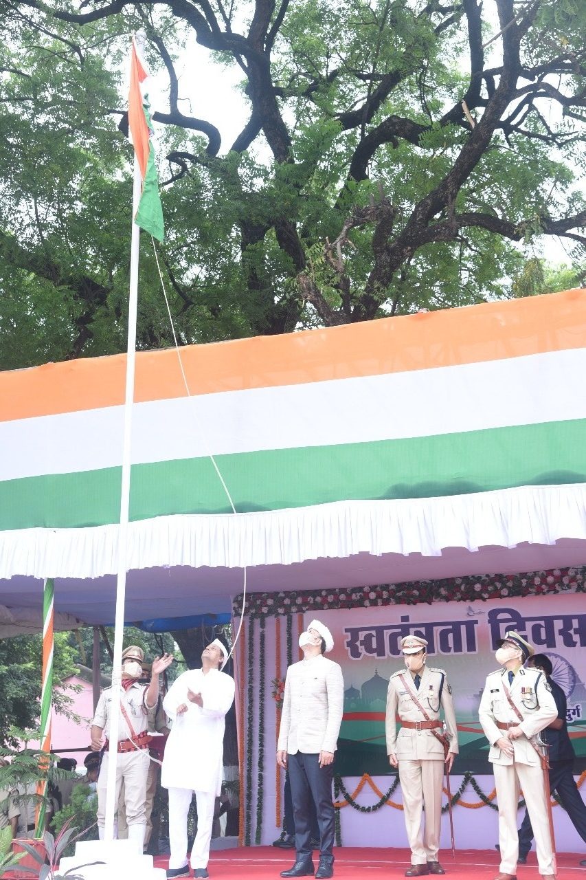 रायपुर : स्वतंत्रता दिवस दुर्ग जिले में हर्ष और उल्लास से मनाया गया :  मंत्री श्री मोहम्मद अकबर ने ध्वजारोहण कर परेड की ली सलामी