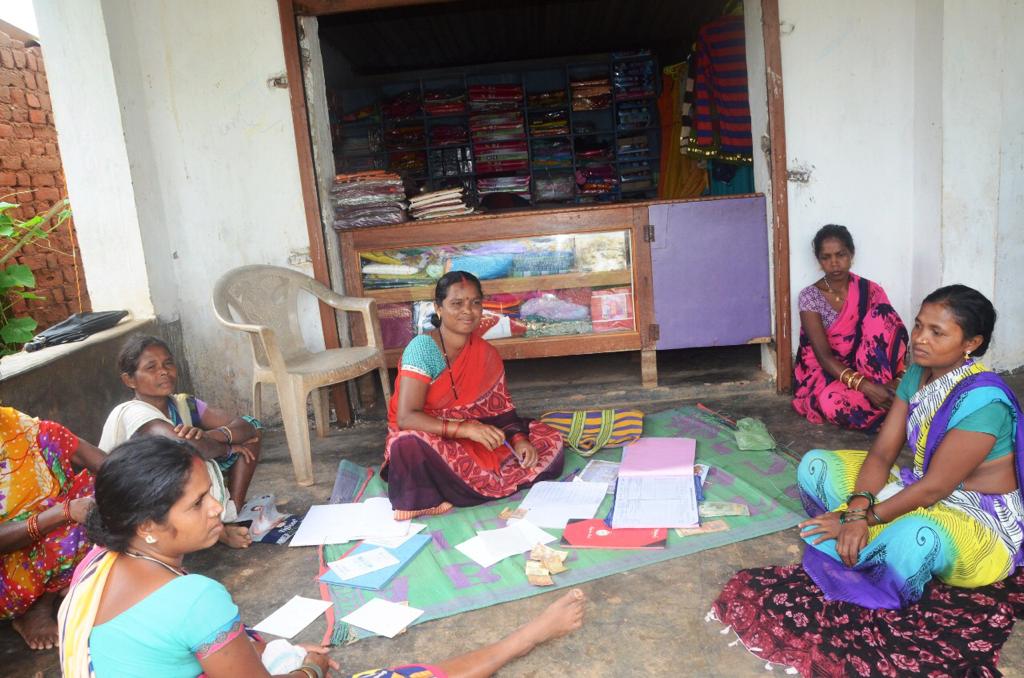 रायपुर  : बदलता बस्तर: नई तस्वीर :  समूह से जुड़ी महिलाएं अब करने लगी है सब्जियों की व्यवसायिक खेती