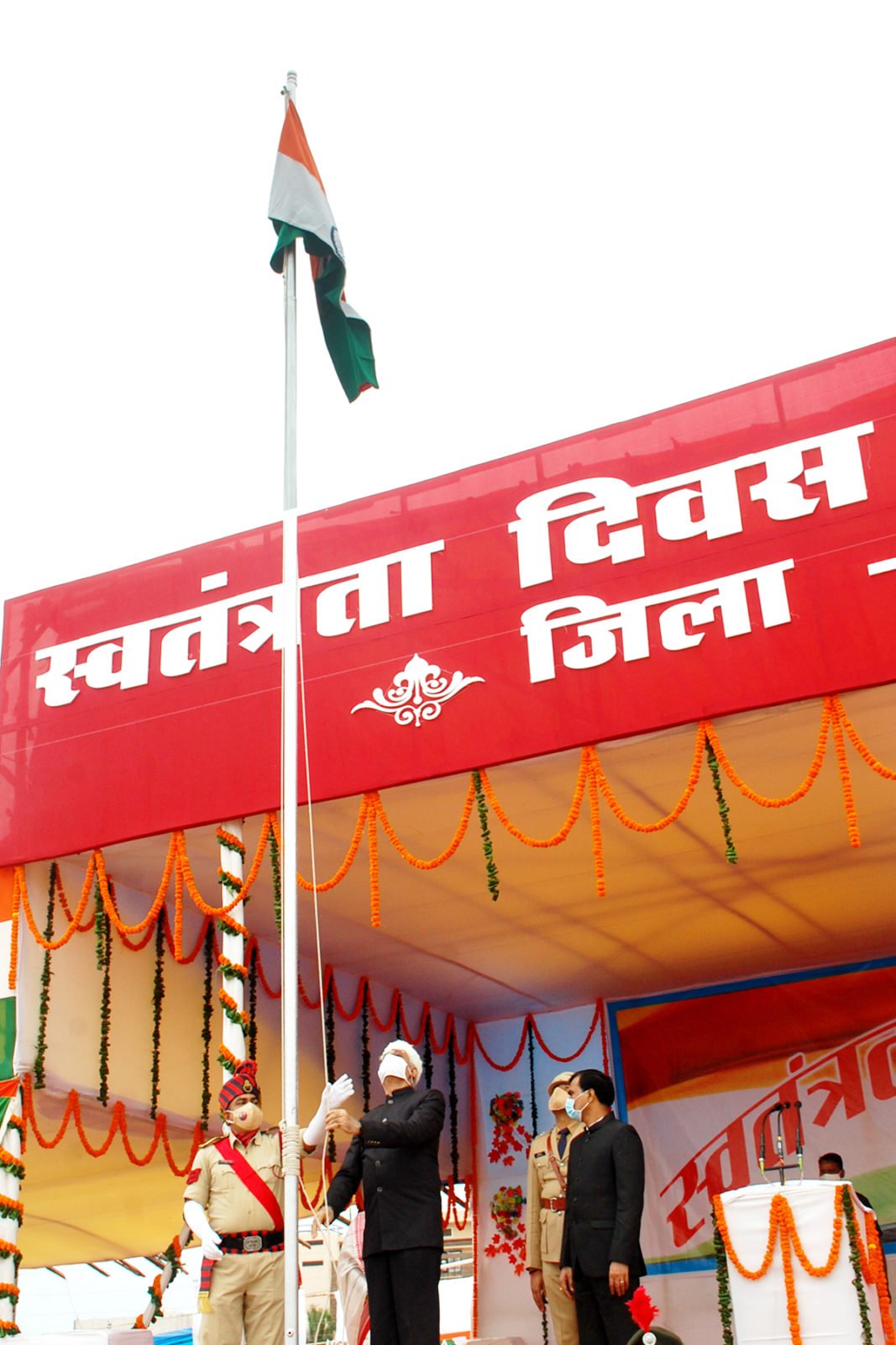 रायपुर : स्वास्थ्य मंत्री श्री टी.एस. सिंह देव ने कवर्धा के मुख्य समारोह में ध्वजारोहण किया और जनता को मुख्यमंत्री का संदेश दिया