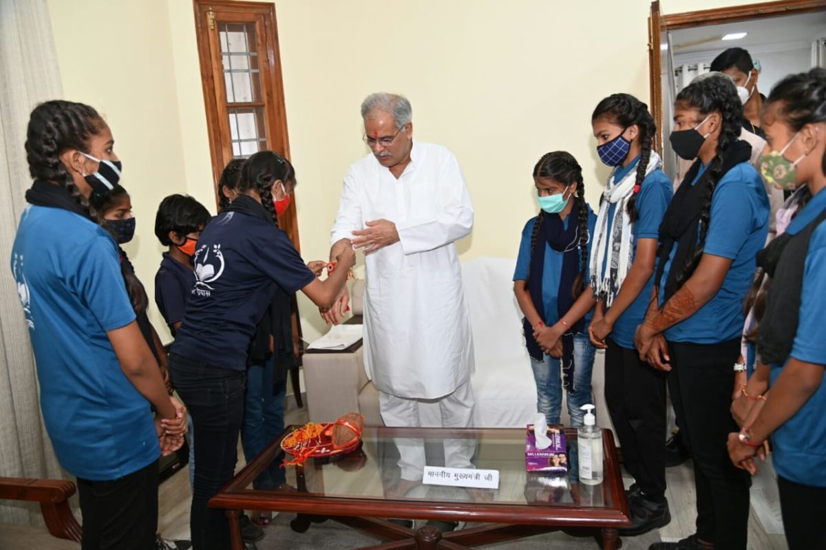 रायपुर : प्रयास एजुकेशन सोसाइटी की छात्राओं ने मुख्यमंत्री को बांधे रक्षा सूत्र