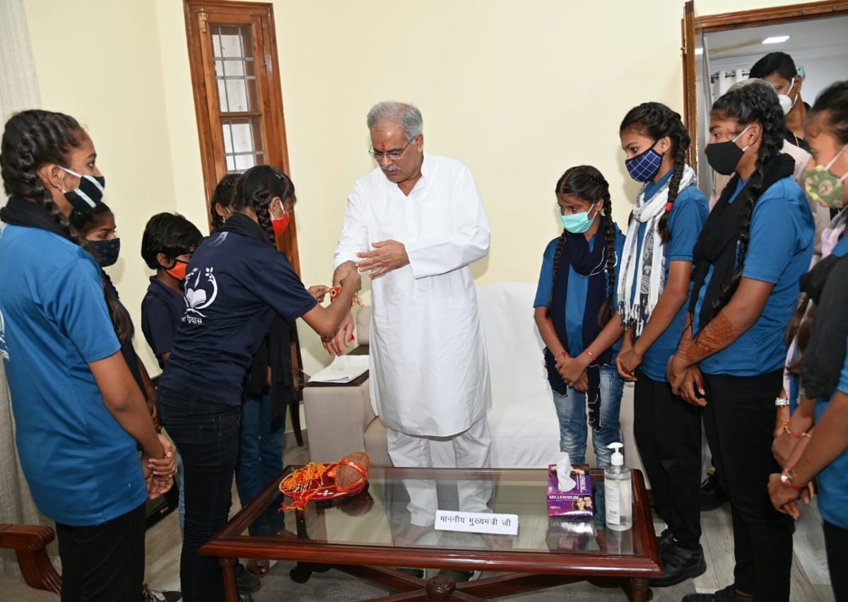 रायपुर : प्रयास एजुकेशन सोसाइटी की छात्राओं ने मुख्यमंत्री को बांधे रक्षा सूत्र